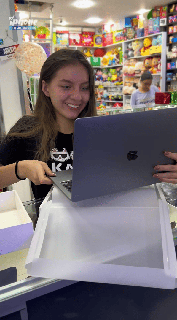 Entrega de MacBook Air a cliente feliz